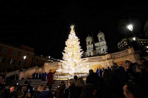 Piazza di Spagna s’illumina per il Natale: inaugurato l’albero 